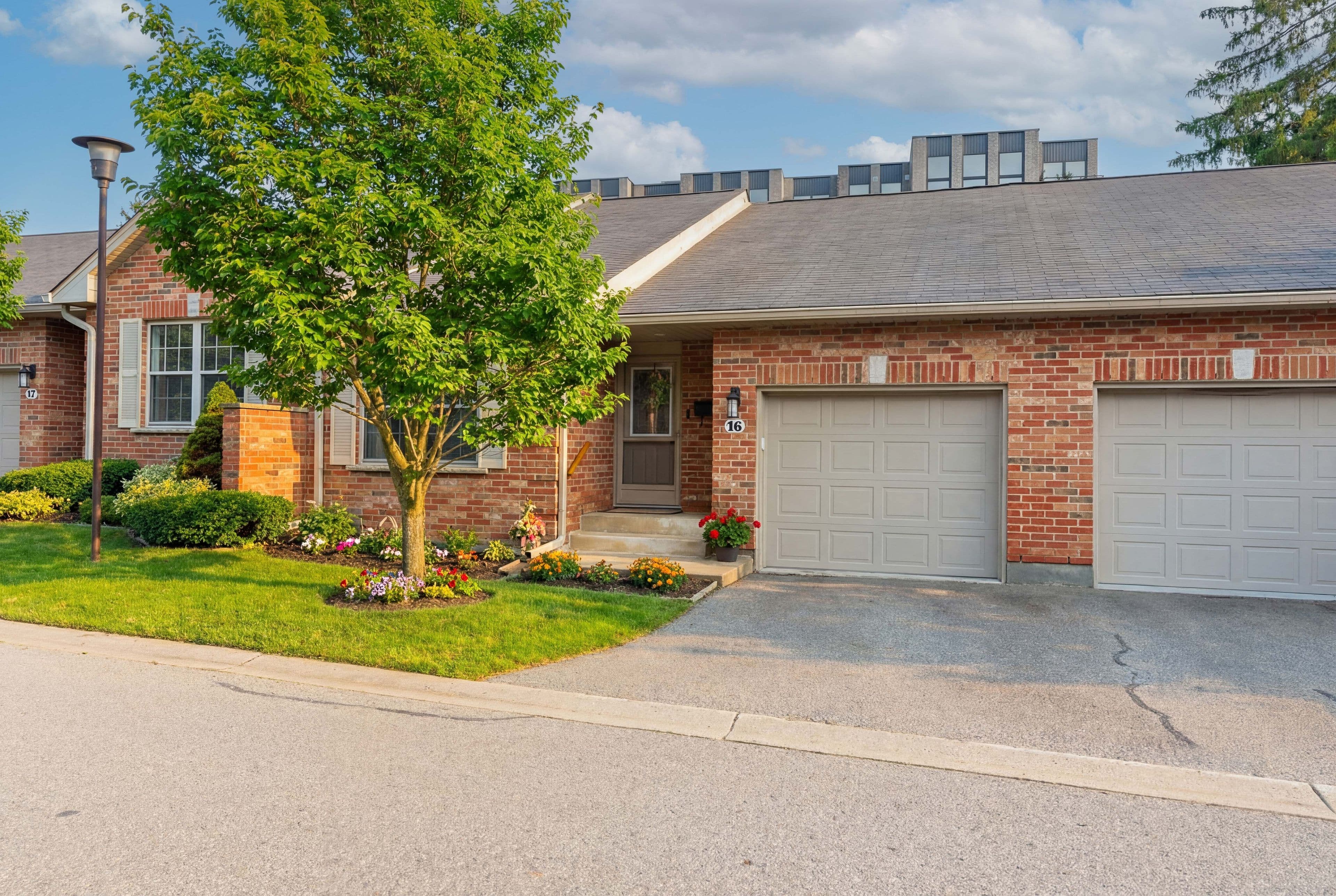 1337 Commissioners Road W 16, London South, ON N6K 4V2