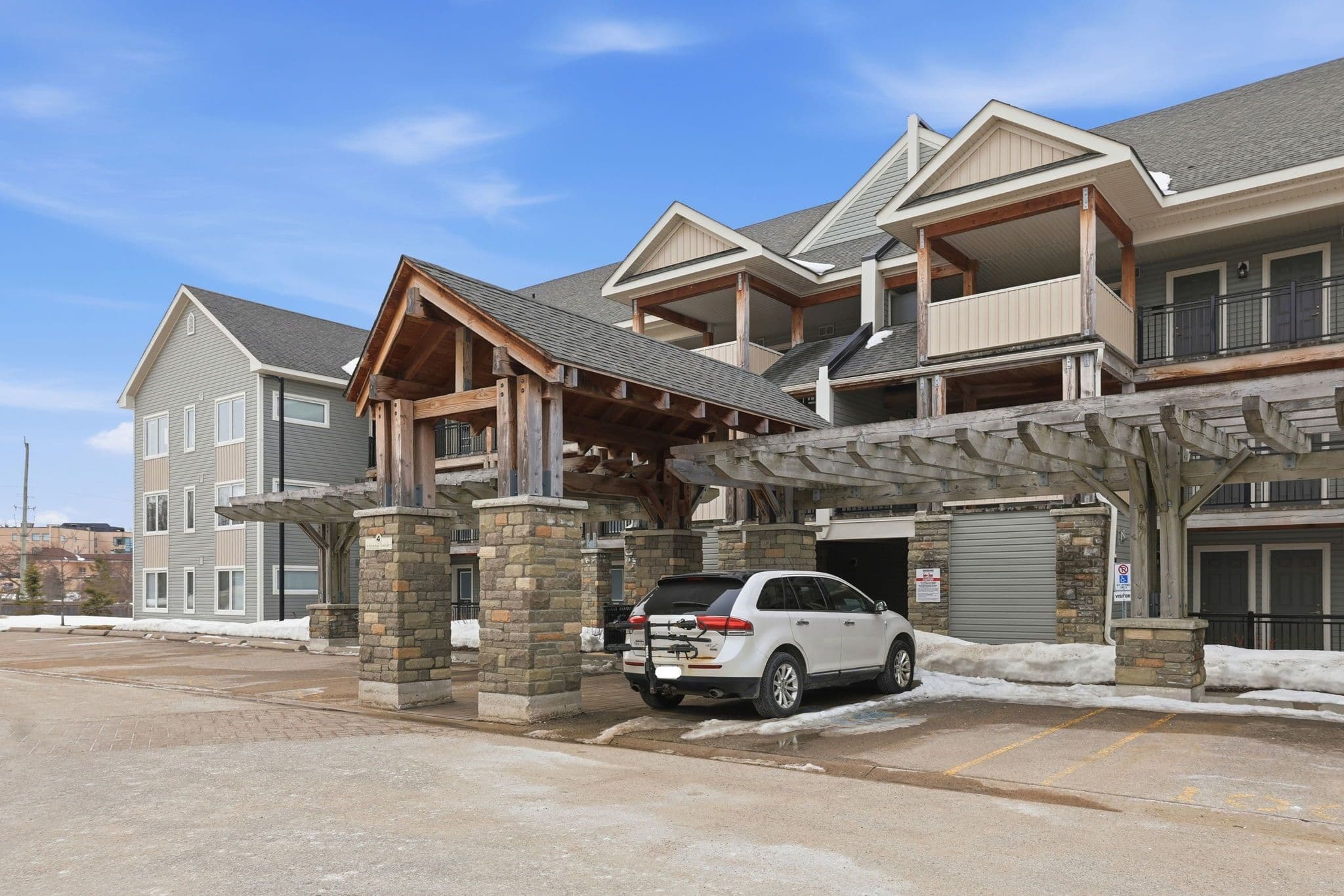 4 ANCHORAGE Crescent 101, Collingwood, ON L9Y 0Y6