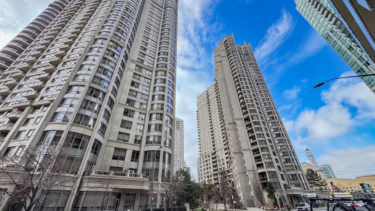 3888 Duke Of York Boulevard 927, Mississauga, ON L5B 4P5