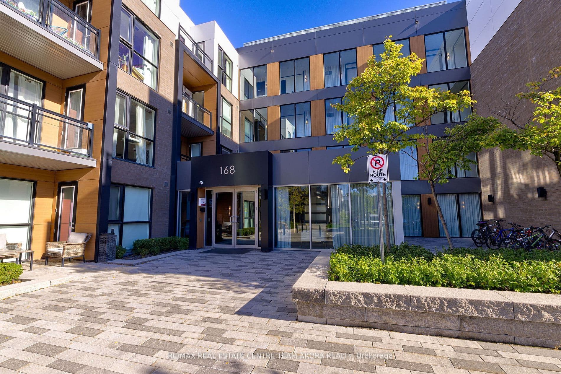 168 Sabina Drive 212, Oakville, ON L6H 0W5