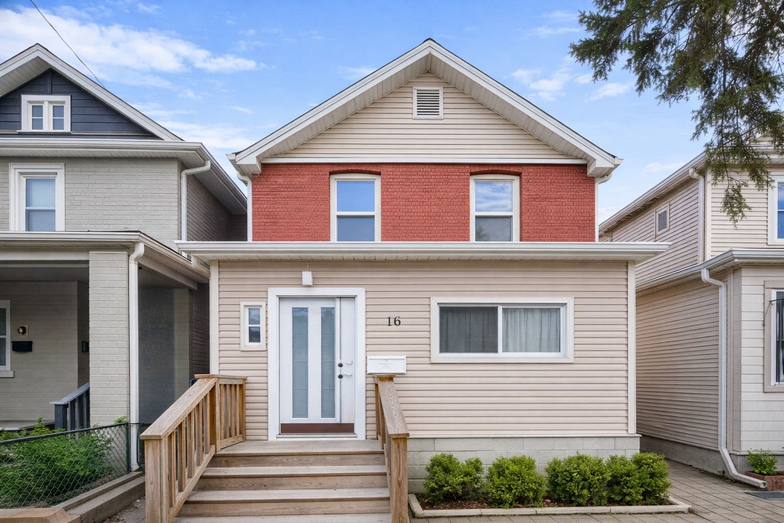 16 Strathmore Boulevard, Toronto E03, ON M4J 1P2