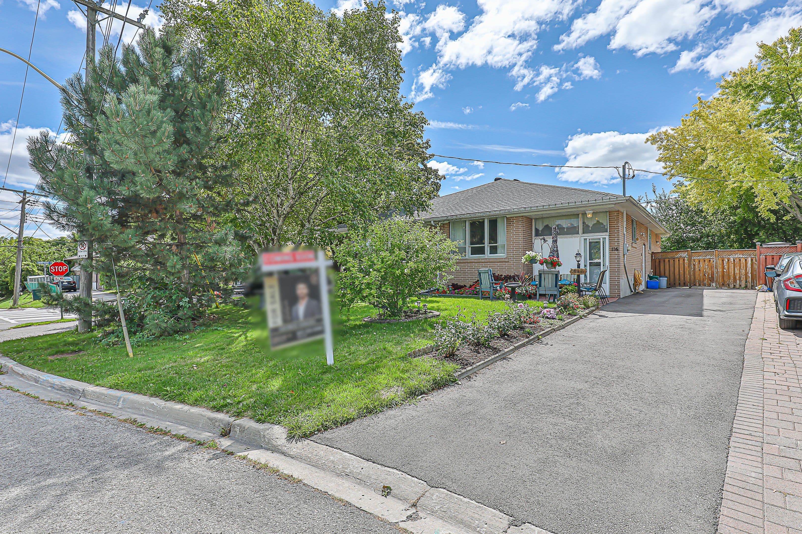 116 Longford Drive, Newmarket, ON L3Y 2Y5
