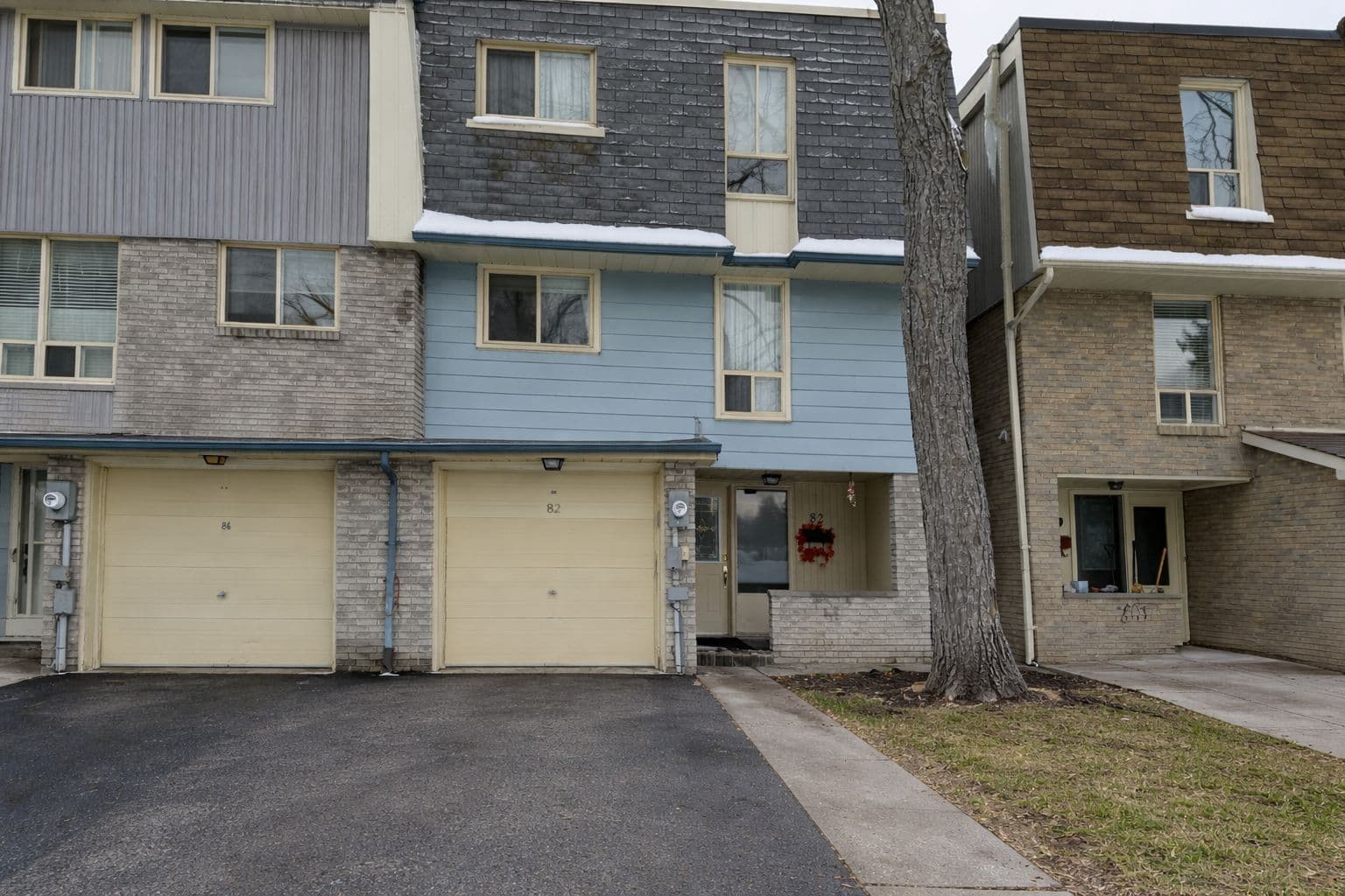 82 Henderson Drive 94(Upper Level), Aurora, ON L4G 3M3