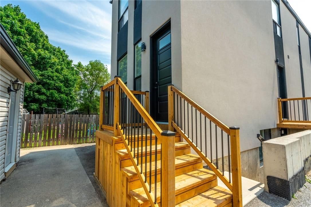 9 MUNN Street A, Hamilton, ON L8V 1J8