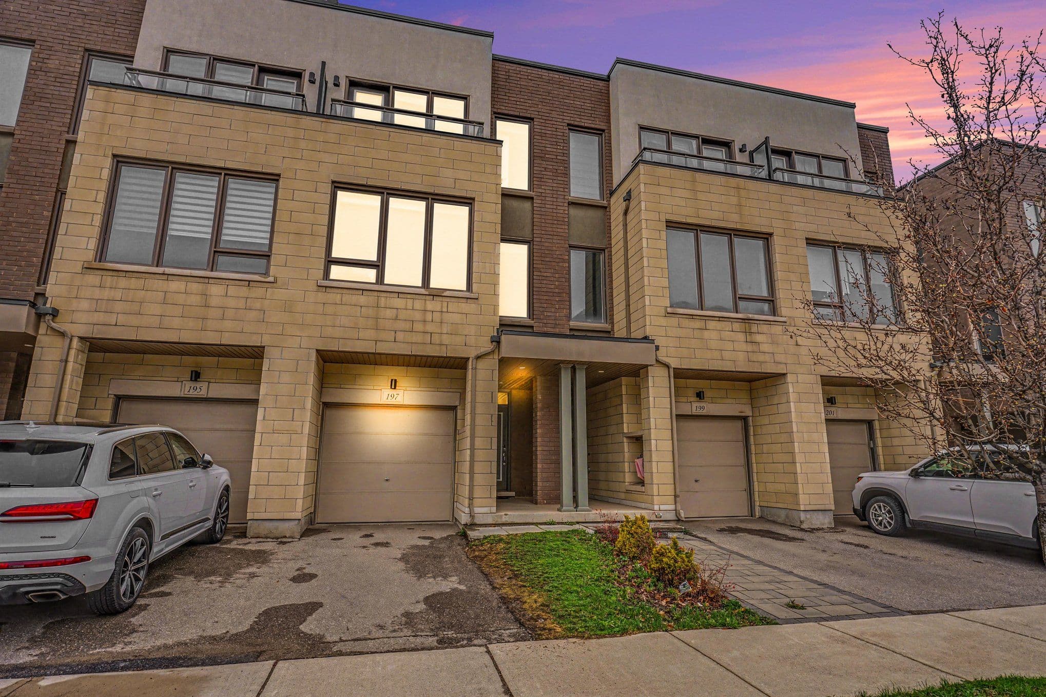 197 Sabina Drive, Oakville, ON L6H 0L4