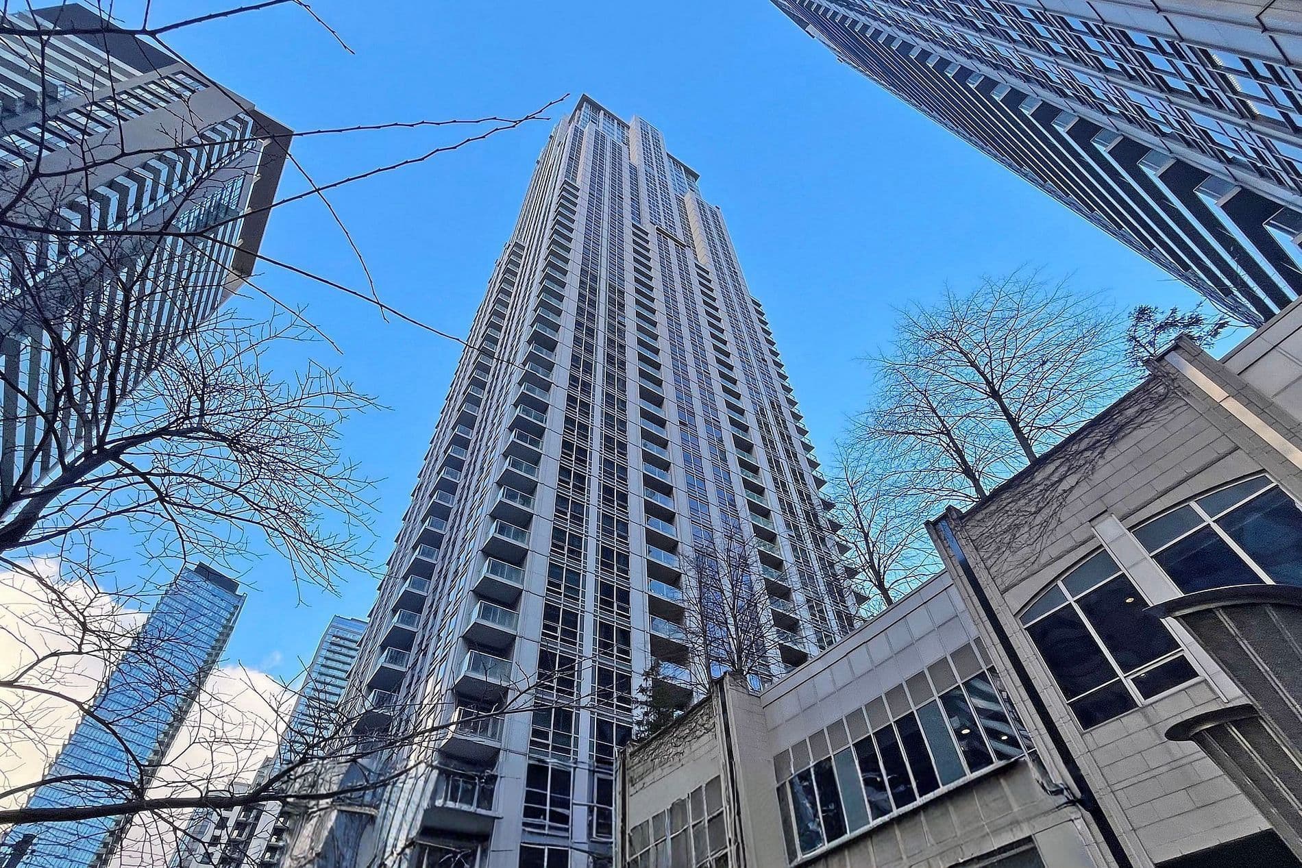 763 Bay Street 2202, Toronto C01, ON M5G 2R3