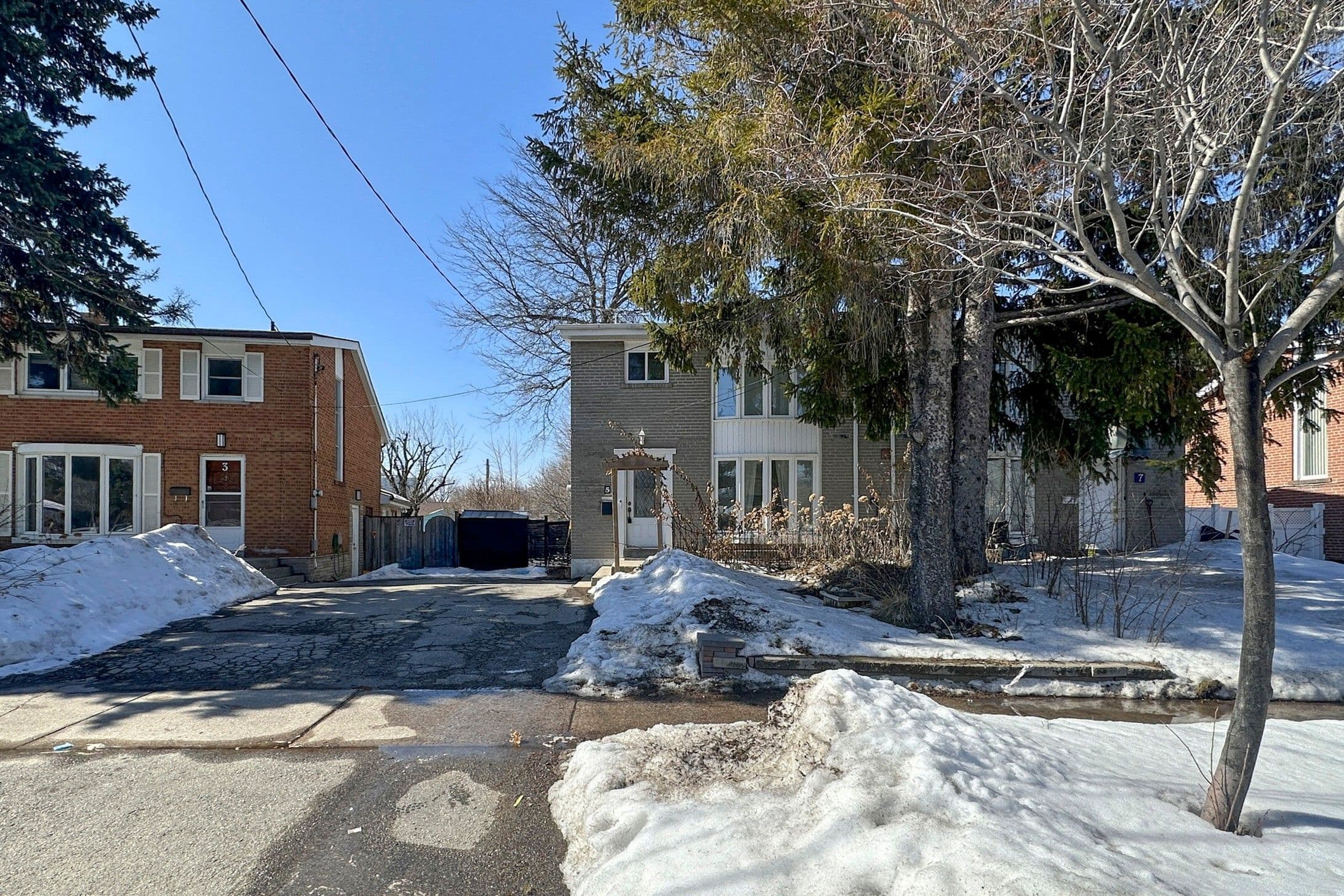 5 Billington Crescent, Toronto C13, ON M3A 2G5
