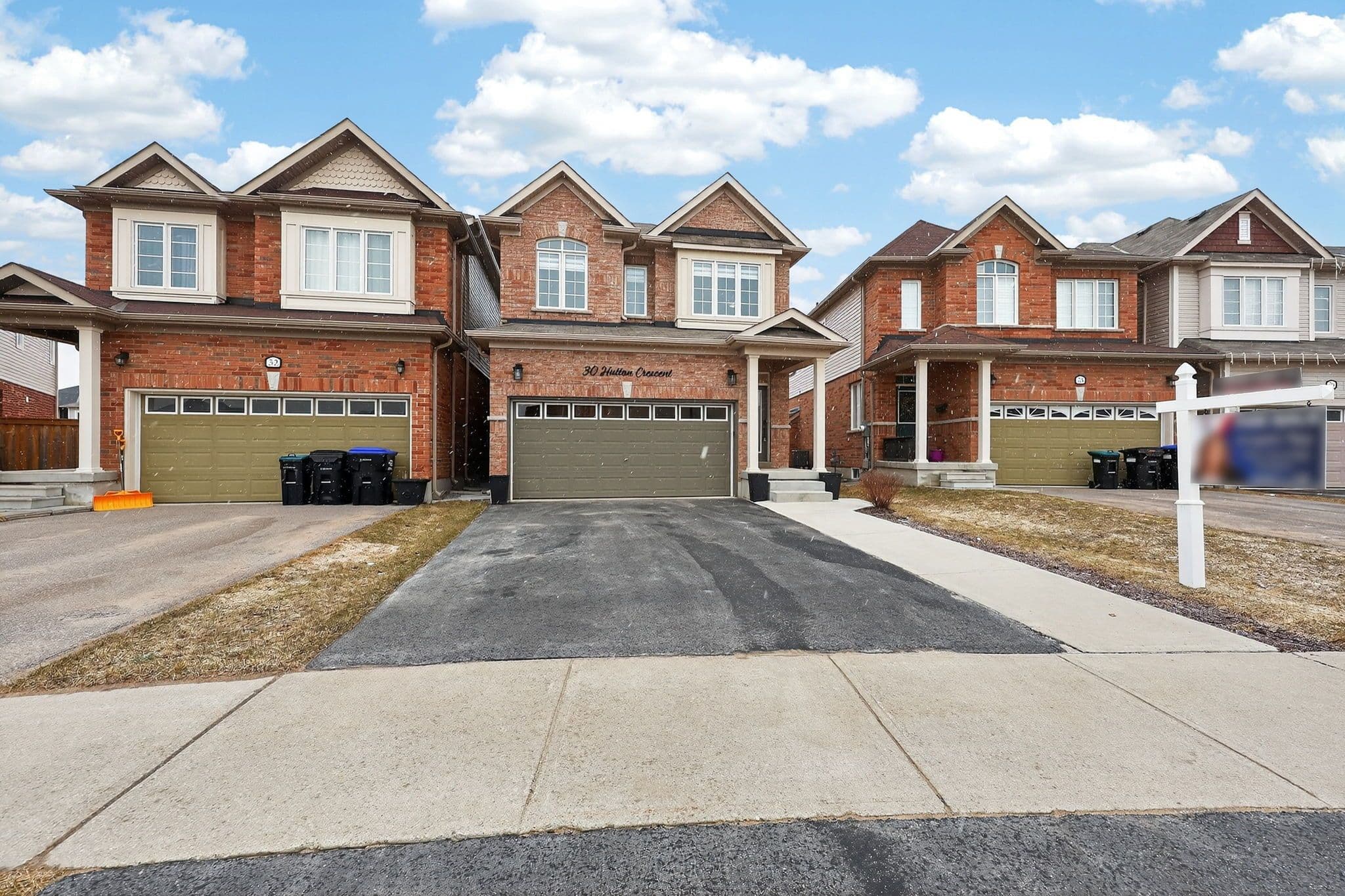 30 HUTTON Crescent, Essa, ON L3W 0R6