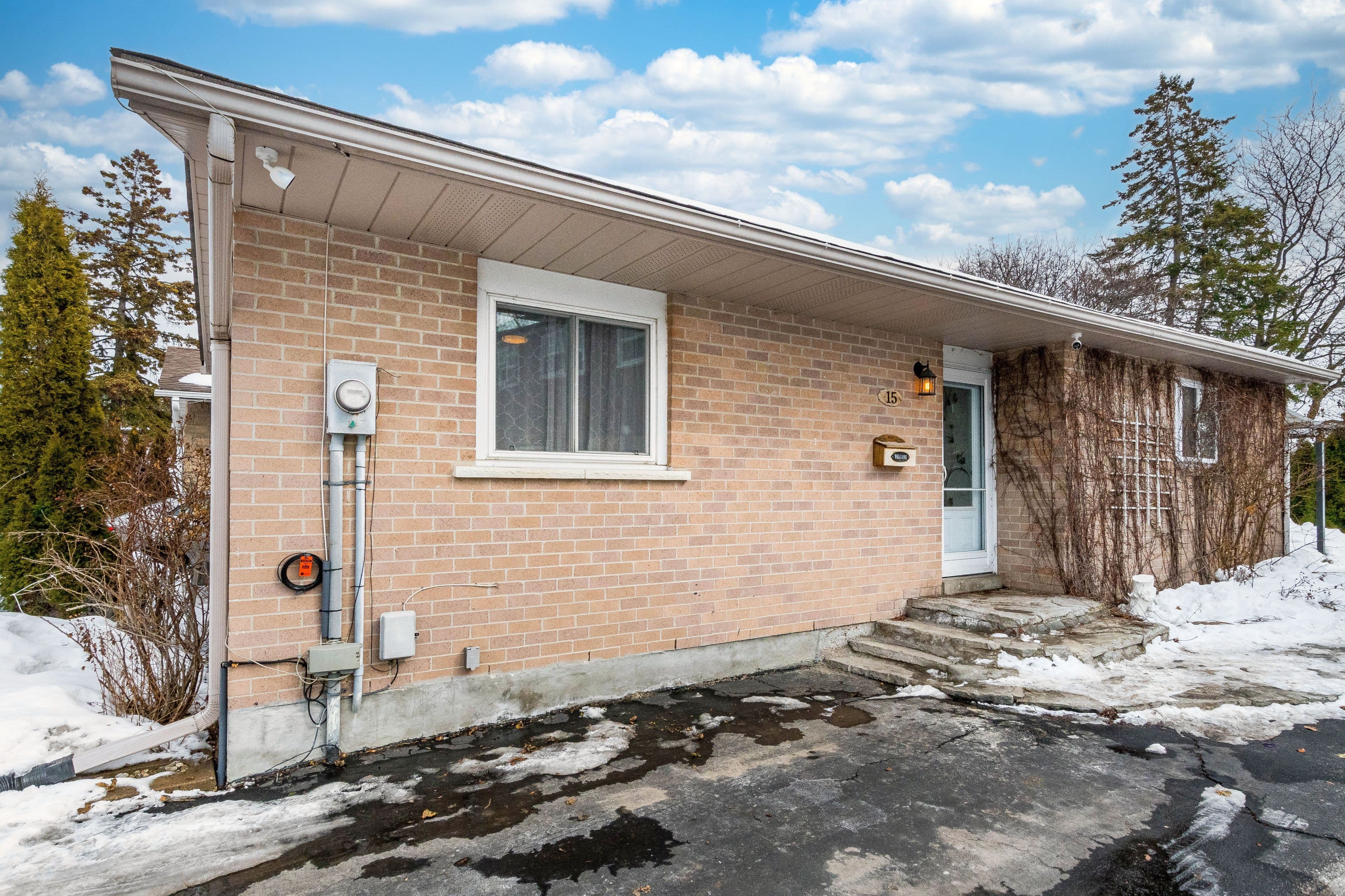15 Huronia Court, Brampton, ON L6S 2C7