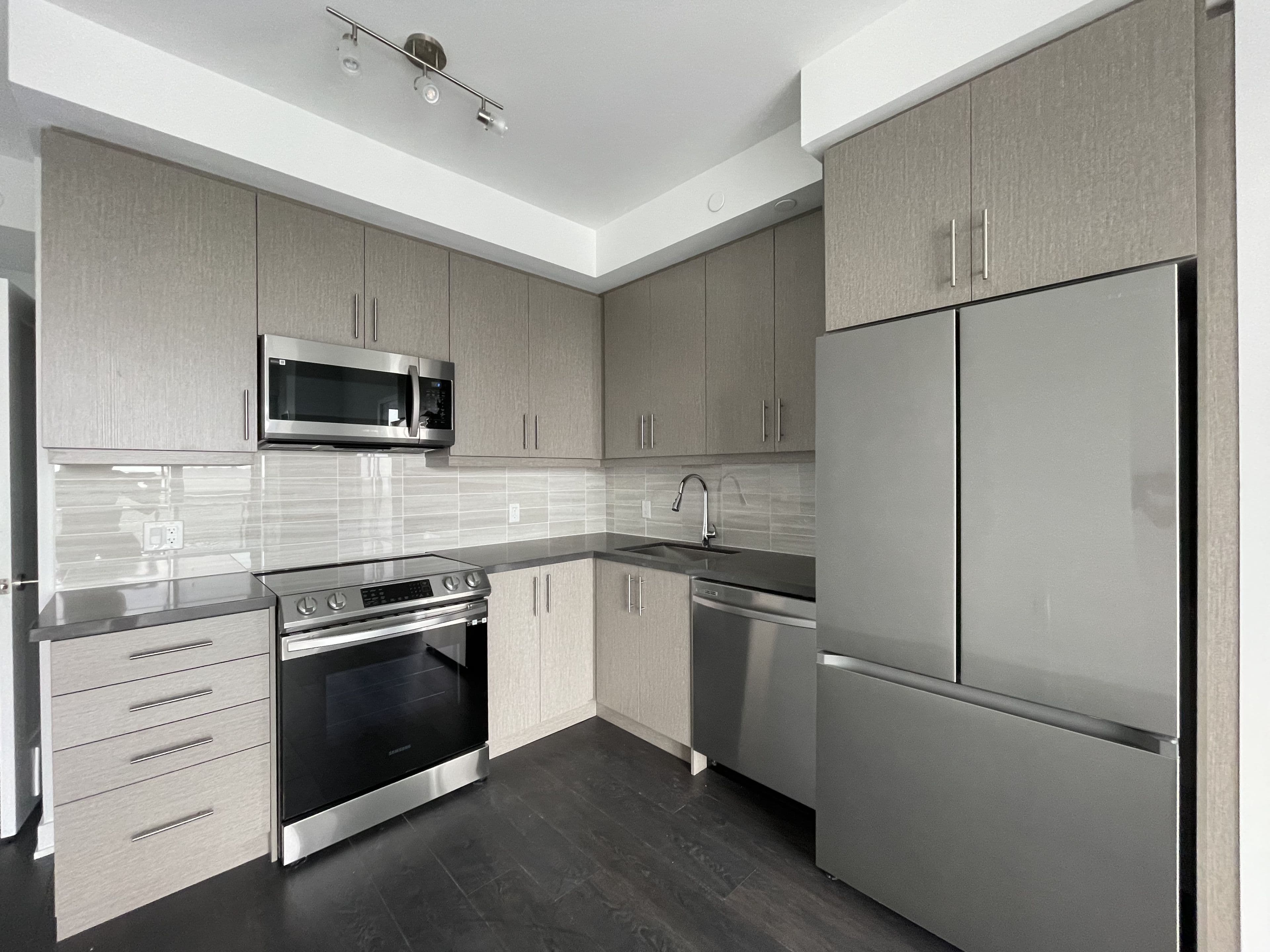 95 Oneida Crescent 2304, Richmond Hill, ON L4B 0H5