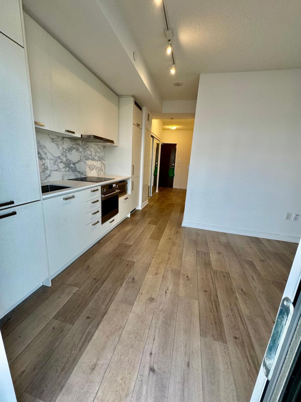 38 Honeycrisp Crescent 1517, Vaughan, ON L4K 0M8