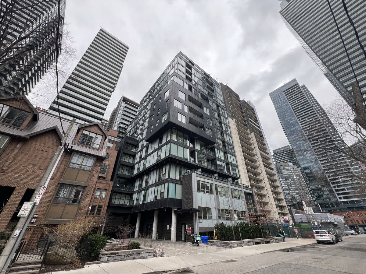 17 DUNDONALD Street 1704, Toronto C08, ON M4Y 1K3