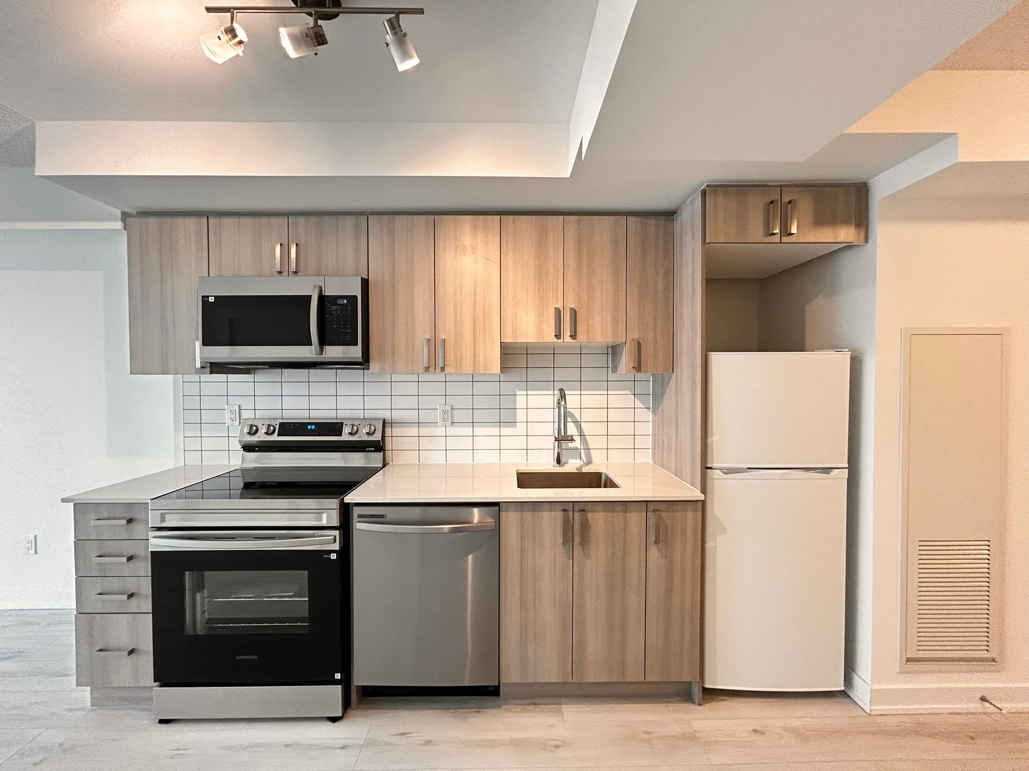 1010 Sandy Beach Road 1009, Pickering, ON L1W 0C7