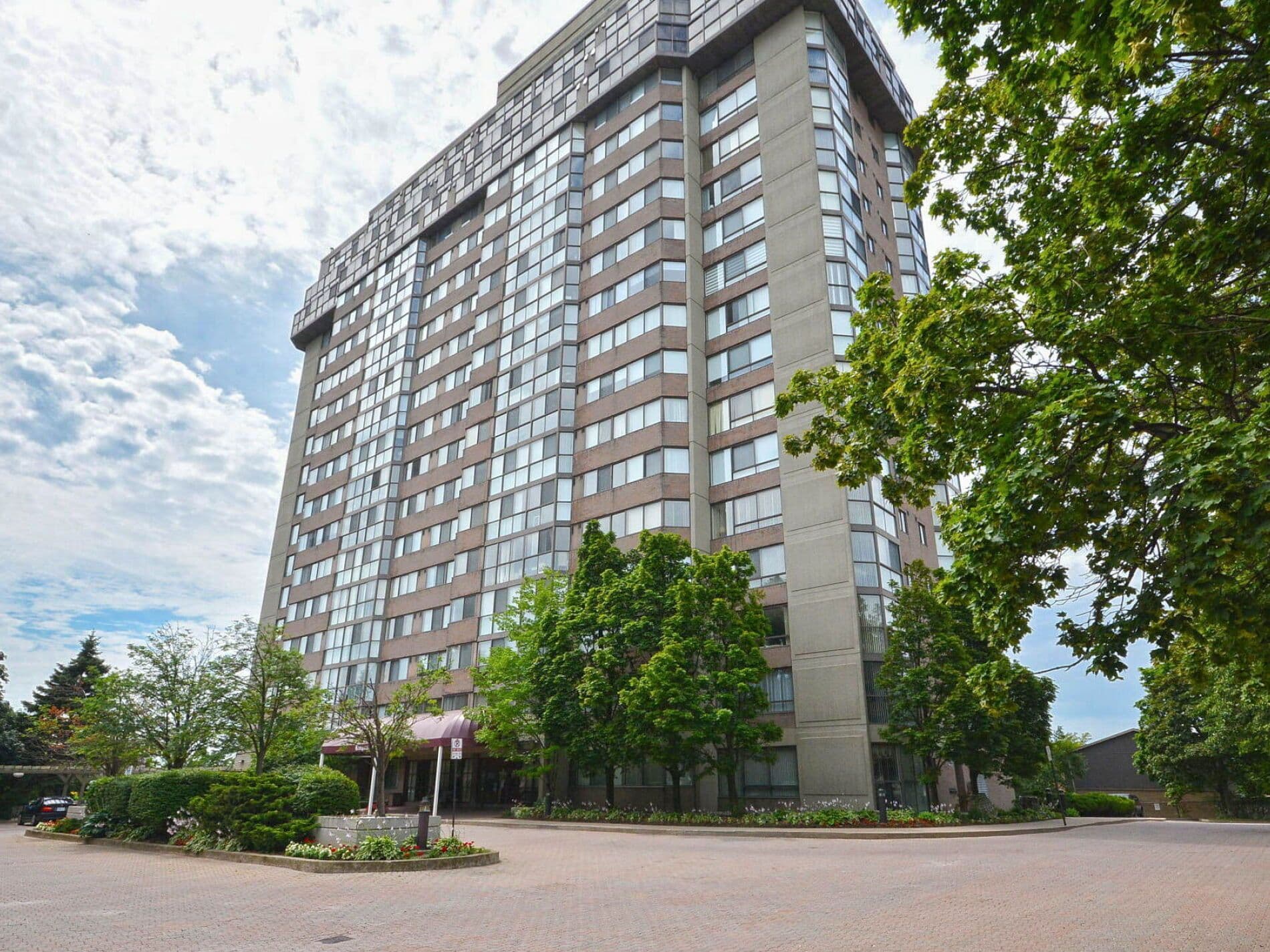 880 Dundas Street W 1002, Mississauga, ON L5C 4H3