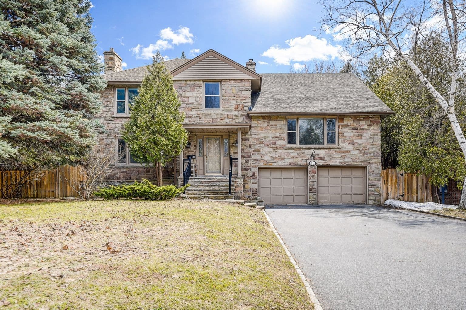 19 Lower Links Road, Toronto C12, ON M2P 1H5
