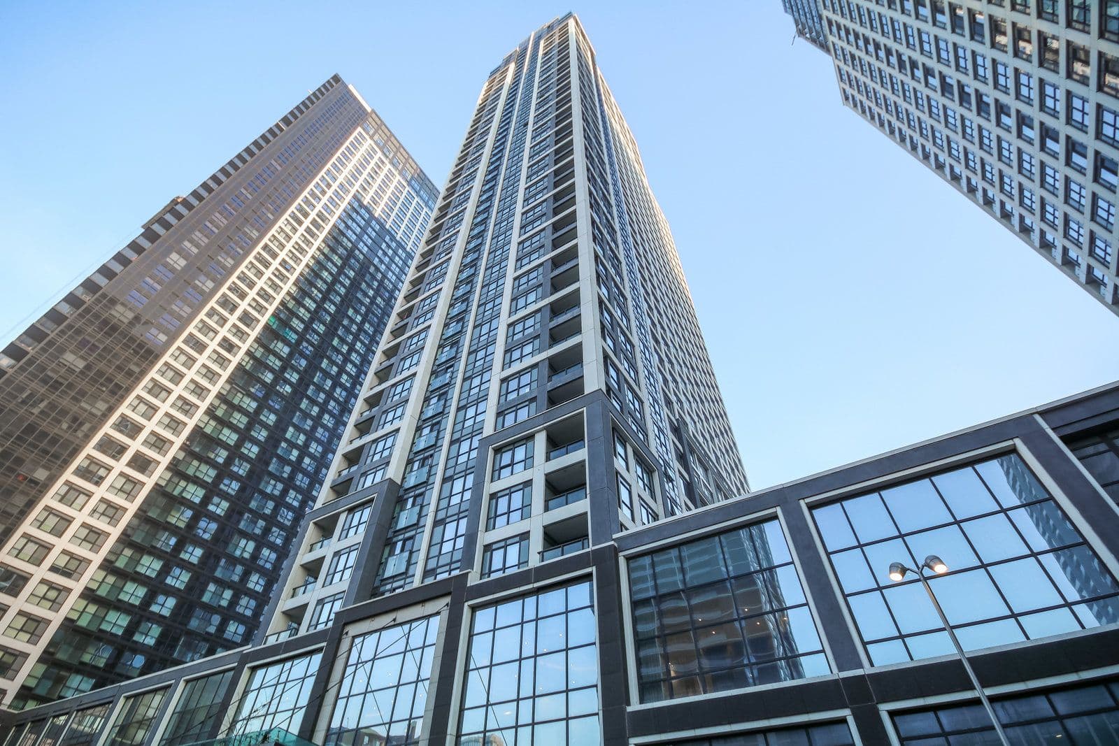 9 Mabelle Avenue 425, Toronto W08, ON M9A 4X7