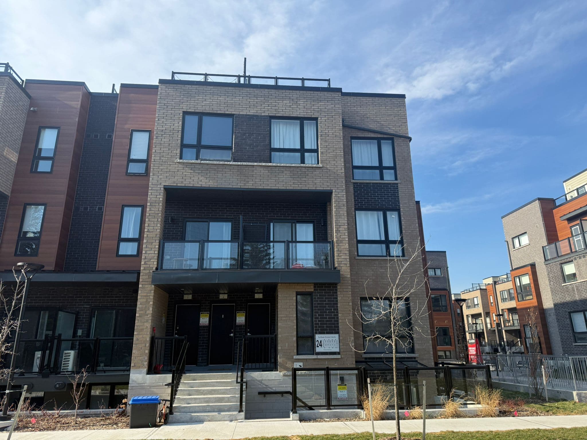 24 Lytham Green Circle 4, Newmarket, ON L3Y 0H4