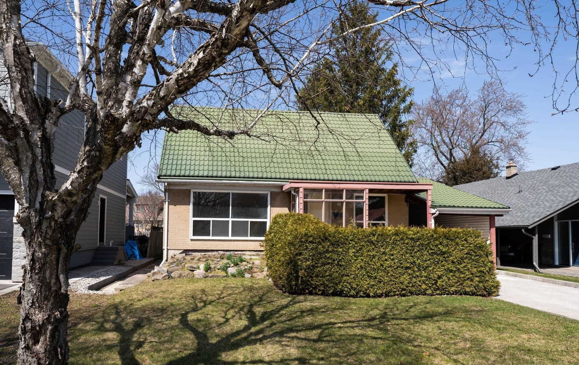 32 Broadleaf Road, Toronto C13, ON M3B 1C2