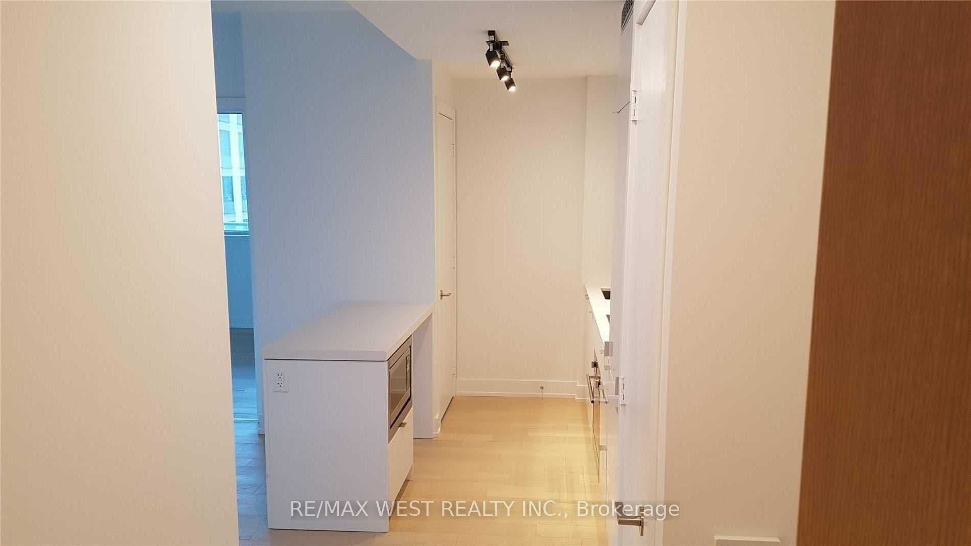 7 NE Grenville Street 1705, Toronto C01, ON M4Y 0E9