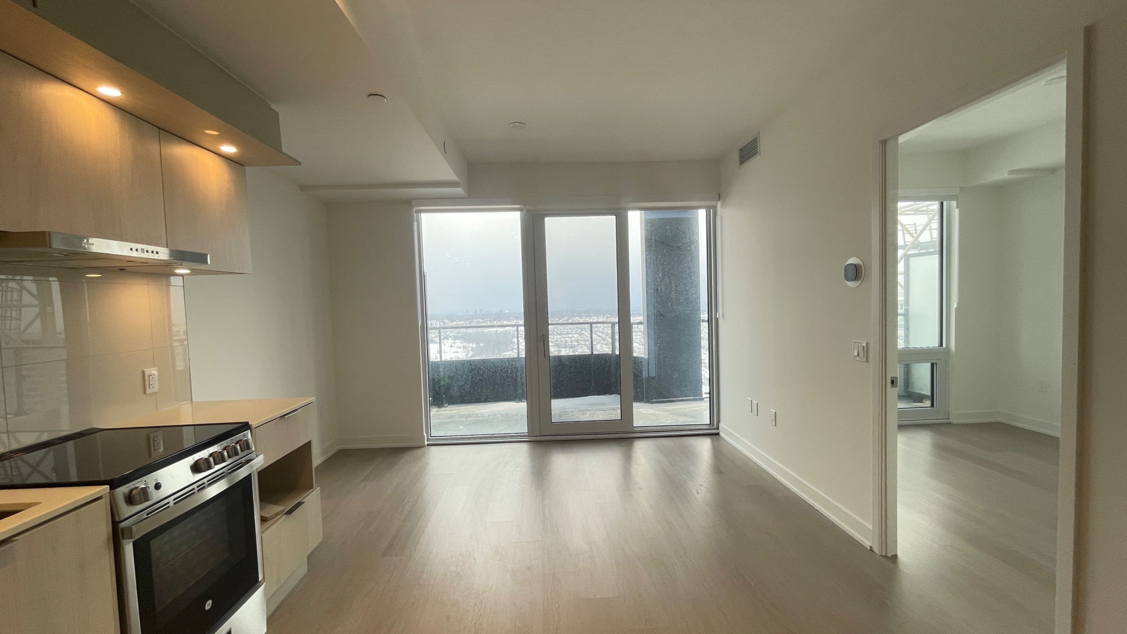 448 Burnhamthorpe Road W 2409, Mississauga, ON L5B 0R4