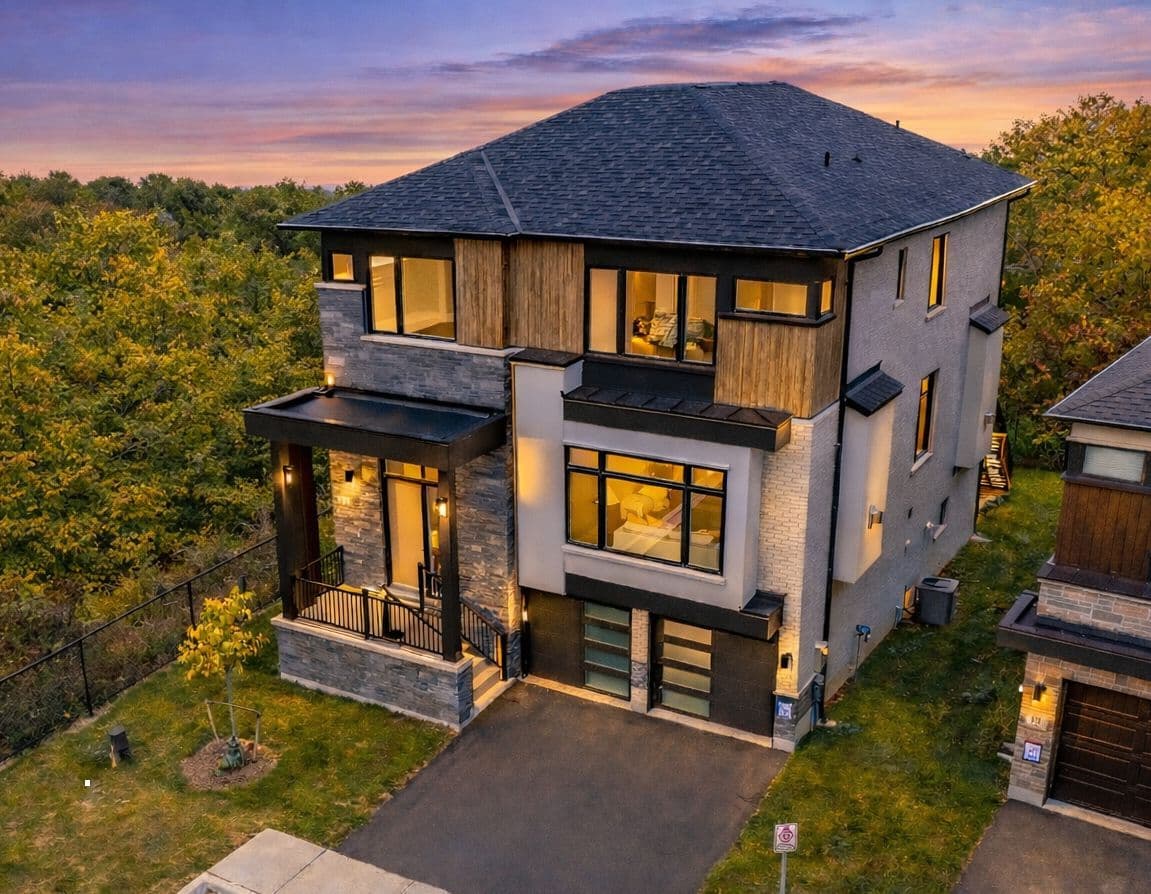 23 Kingwood Lane, Aurora, ON L4G 3Z7