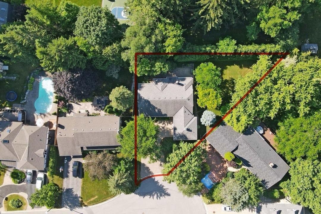 27 Hawthorne Lane, Aurora, ON L4G 3K8