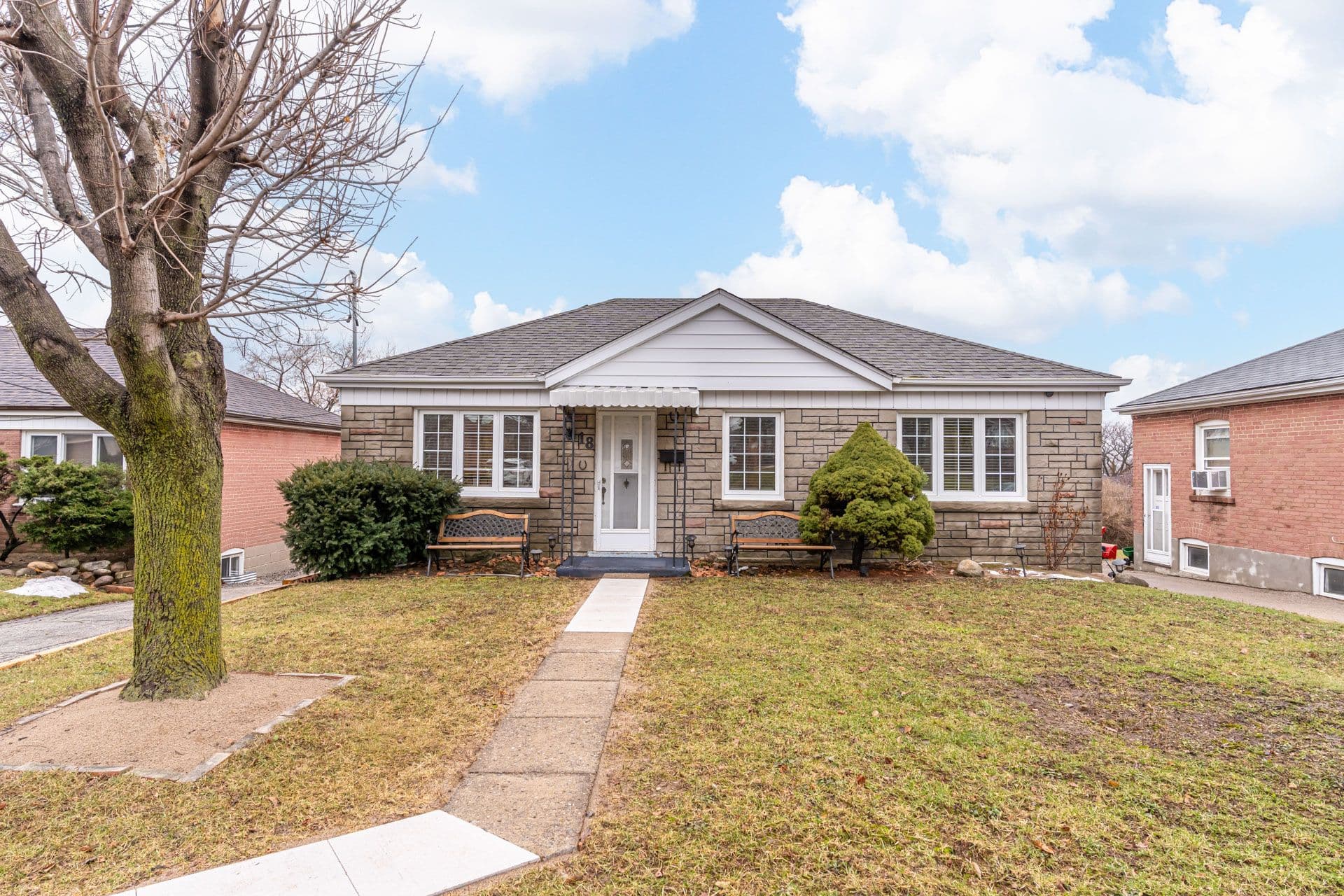 18 Fairweather Road, Toronto W04, ON M6M 4C7