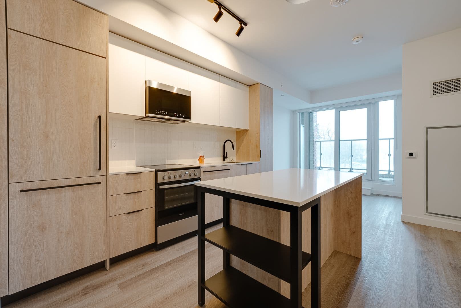 1635 MILITARY Trail 211, Toronto E10, ON M1C 1K3