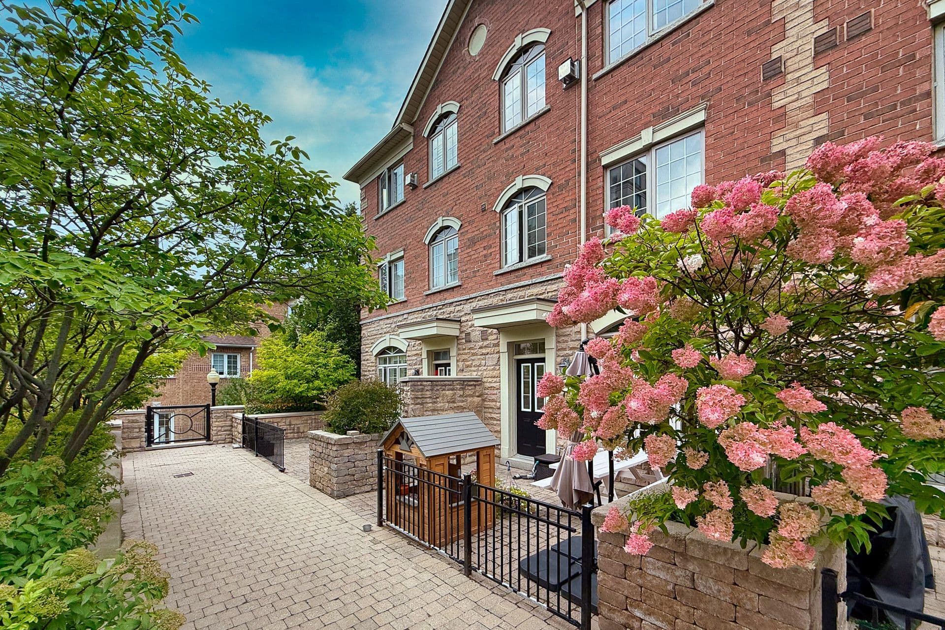 8 Brighton Place 52, Vaughan, ON L4J 0E3