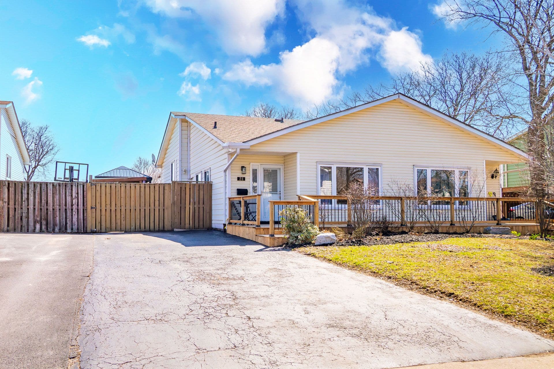 28 Golden Orchard Drive, Hamilton, ON L9H 4Z8