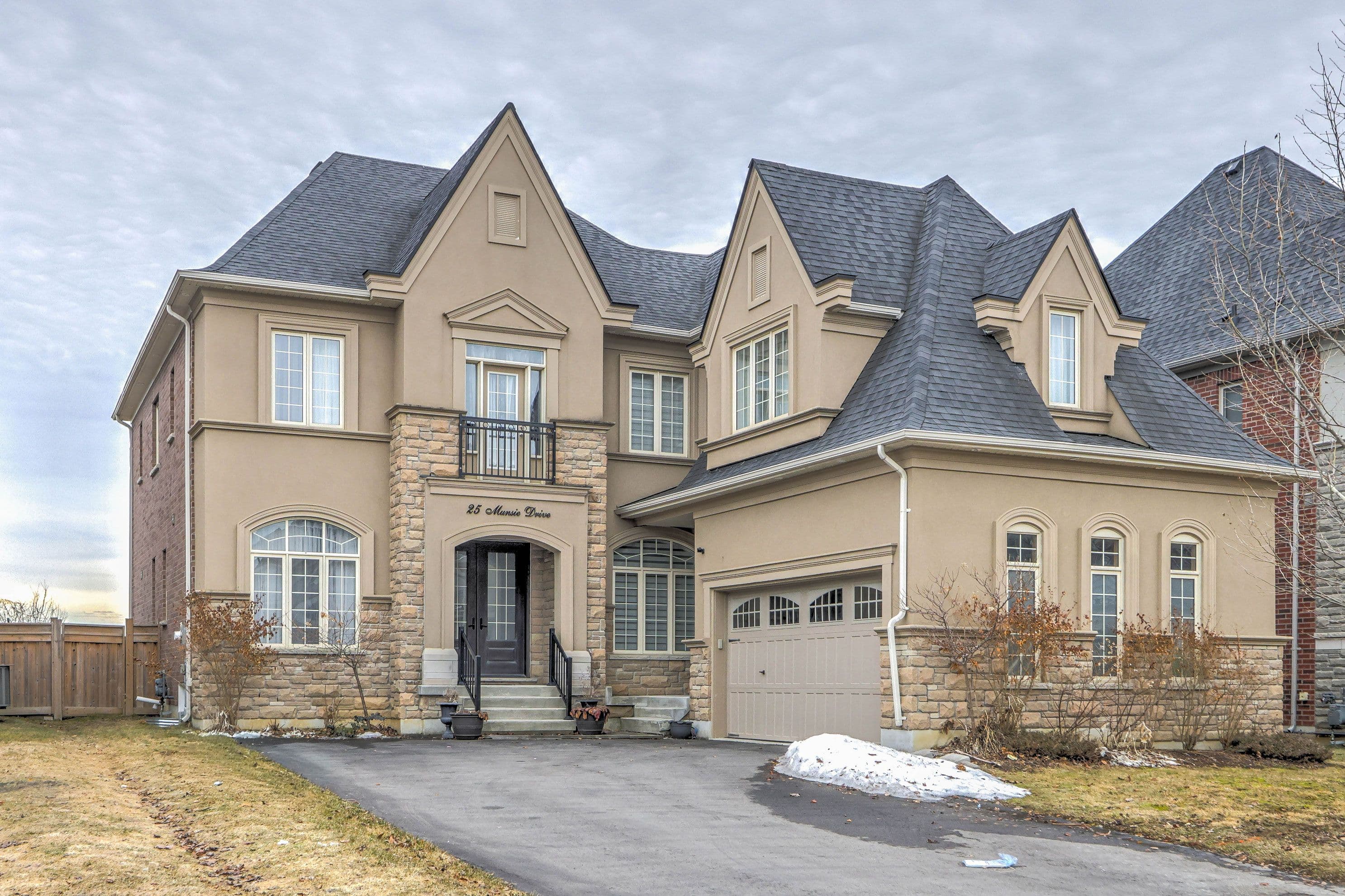 25 Munsie Drive, King, ON L7B 0N8