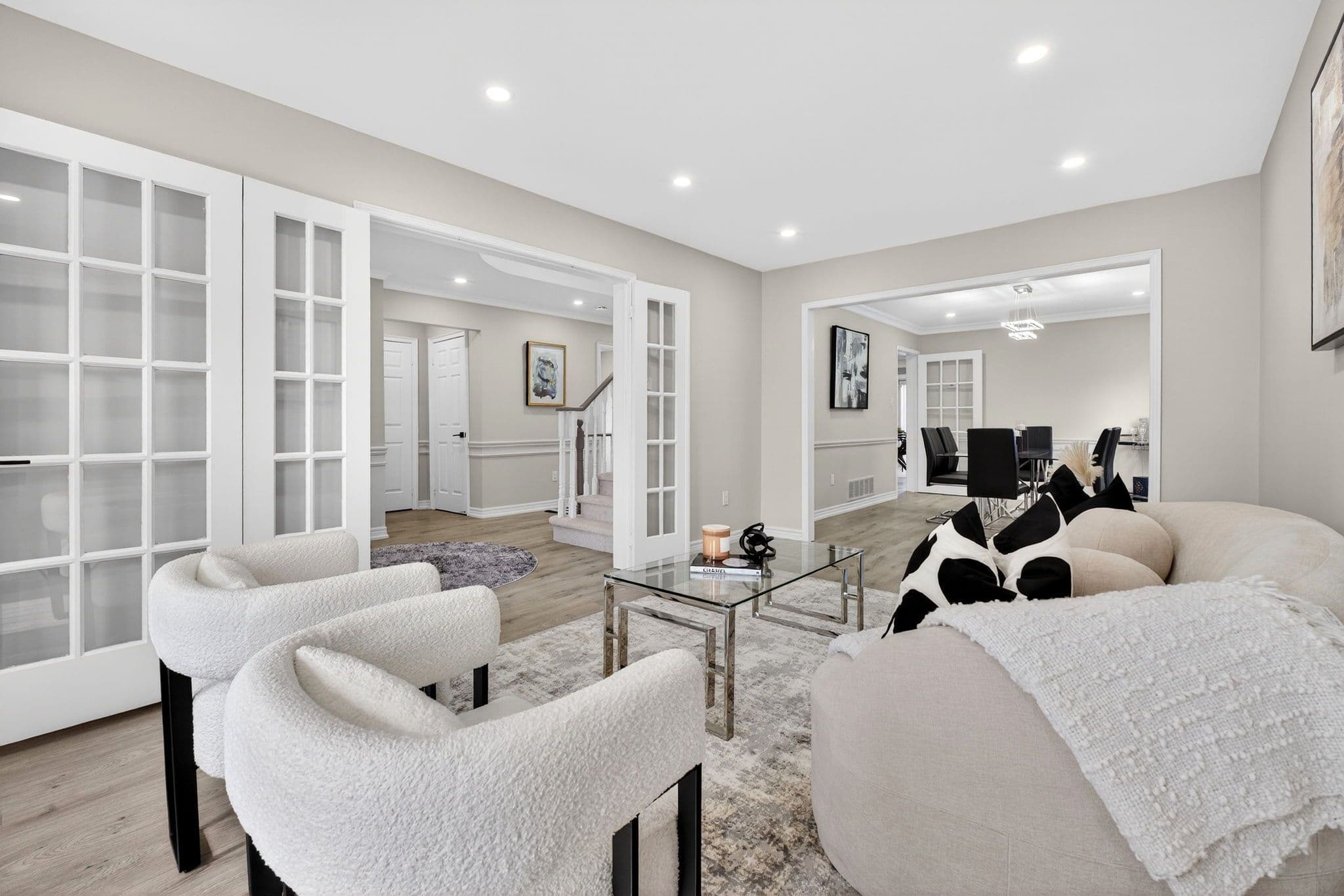 325 Salisbury Lane, Newmarket, ON L3Y 8A6