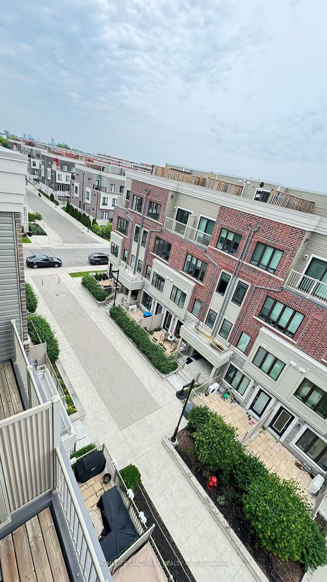 95 Eastwood Park Gardens 27, Toronto W06, ON M8W 0B9