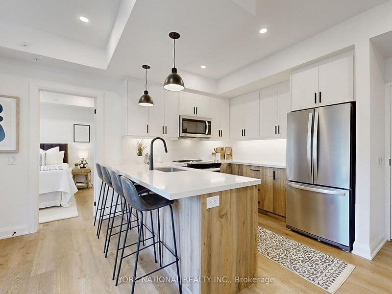 49 Charles Street 204, Newmarket, ON L3Y 3V7