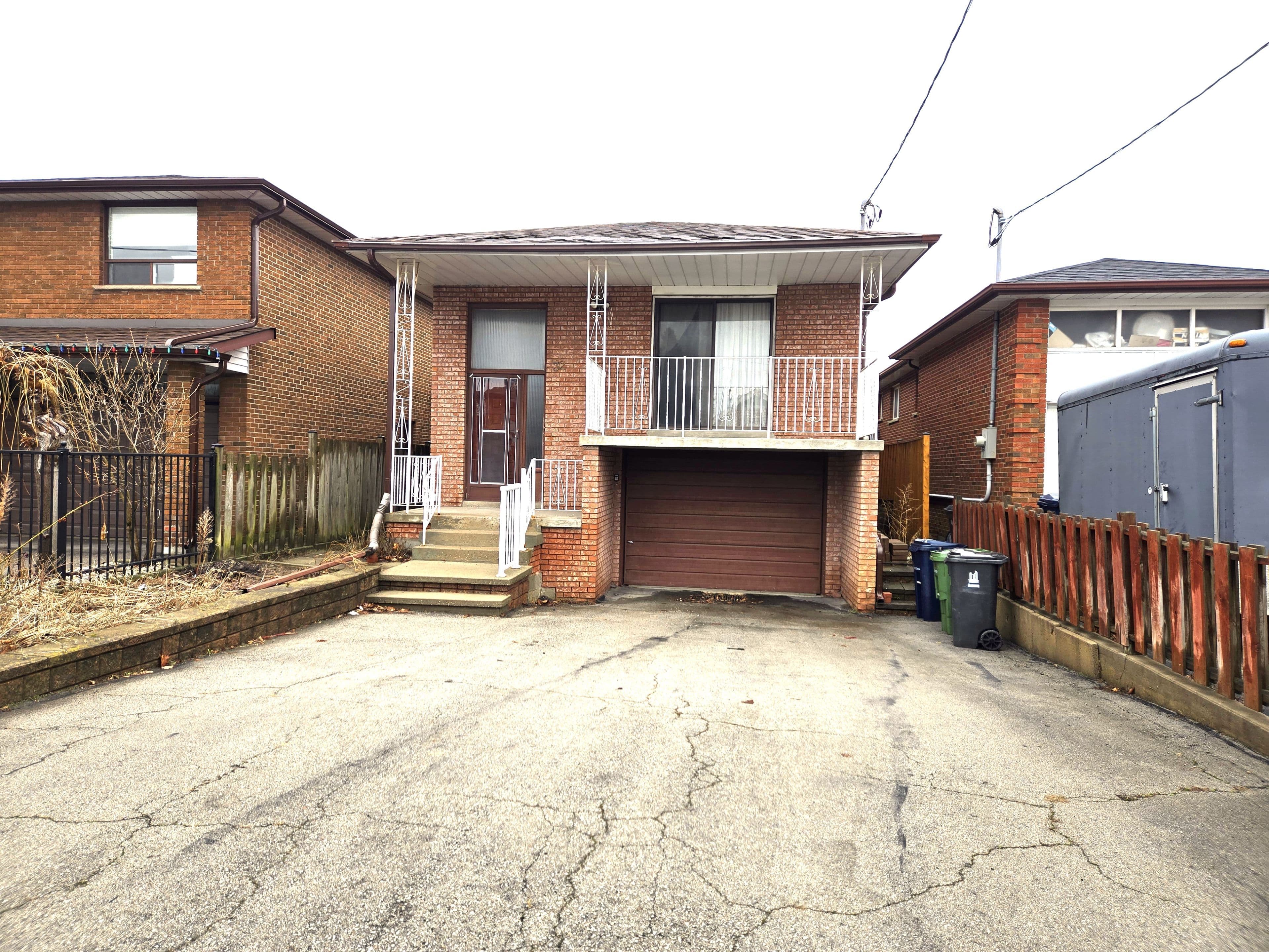 32 Renfield Street, Toronto W04, ON M6M 4V4