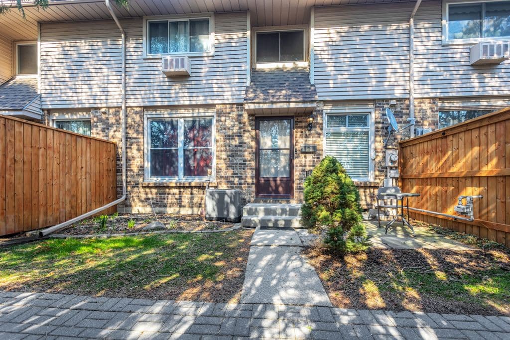 1 Lamers Court 18, Tillsonburg, ON N4G 4T6