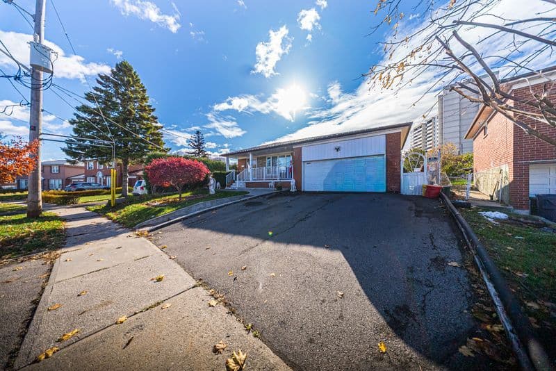 32 Forge Drive, Toronto W05, ON M3N 2R3
