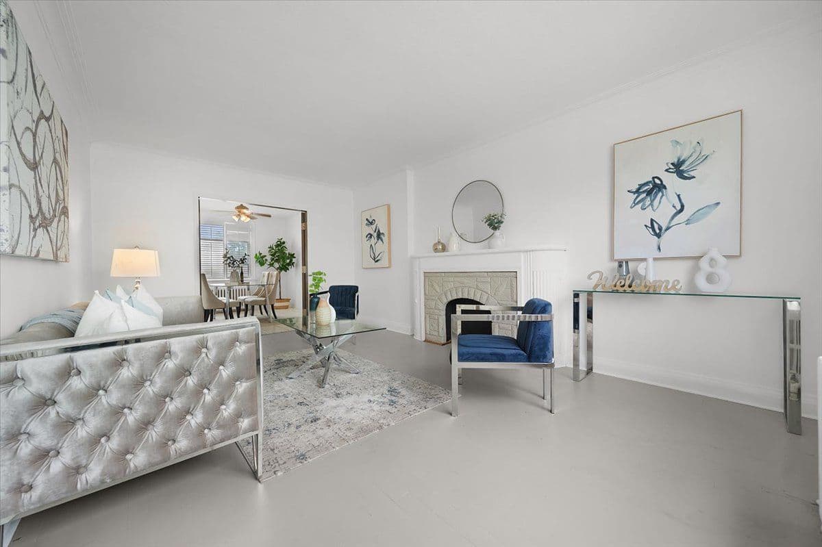 2055 Eglinton Avenue W, Toronto W03, ON M6E 2K4