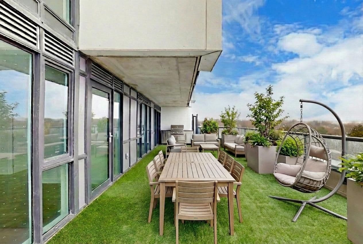 705 Davis Drive 404, Newmarket, ON L3Y 0J1