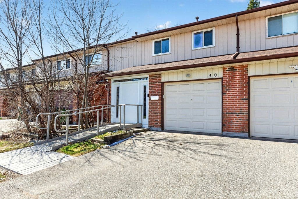 30 Dundalk Drive 40, Toronto E04, ON M1P 4W1