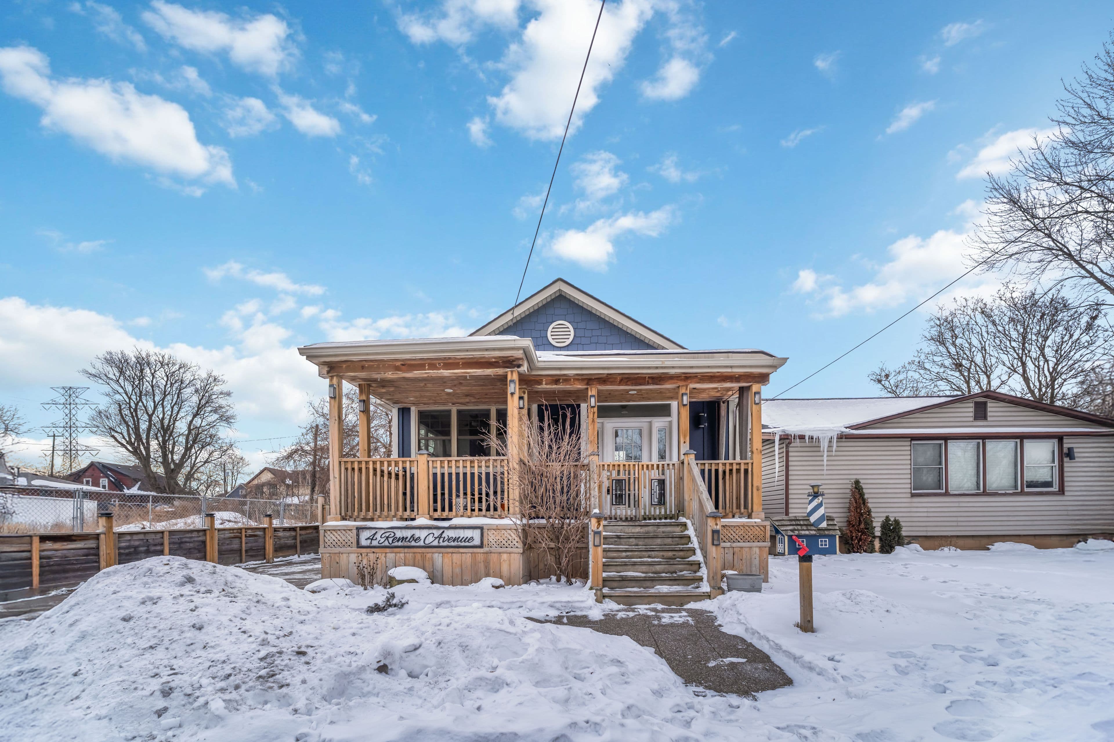 4 Rembe Avenue, Hamilton, ON L8H 7G6