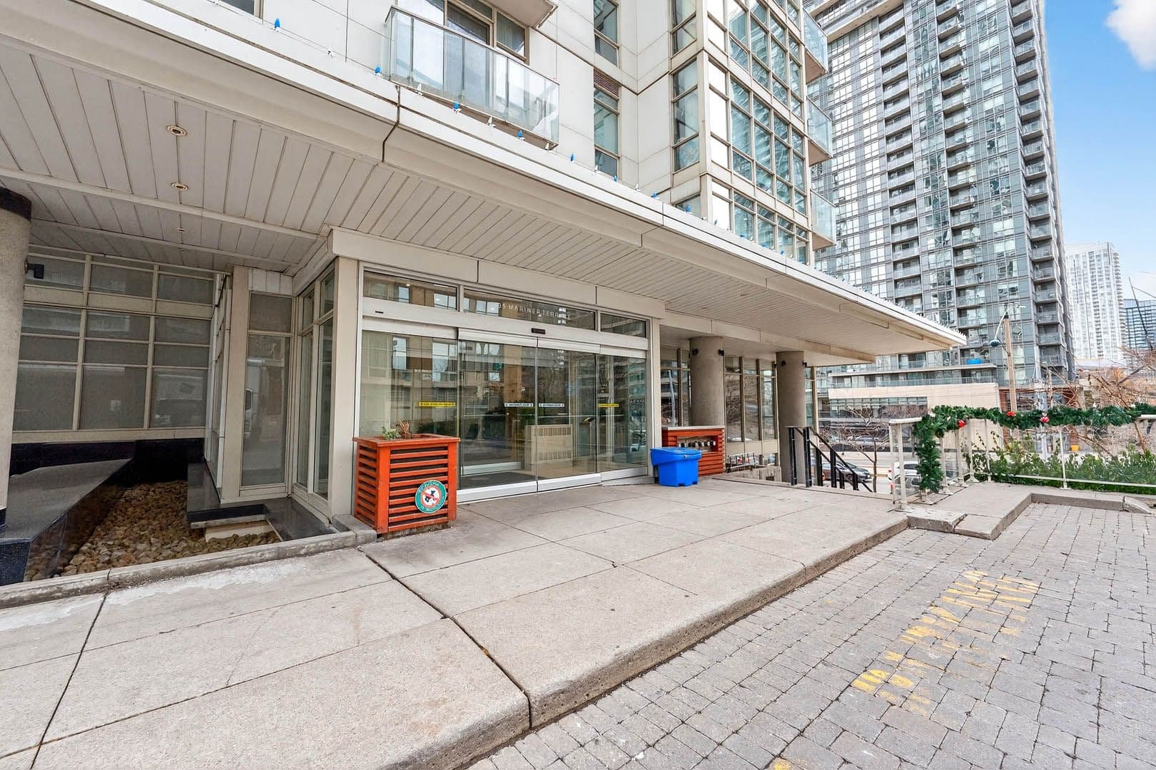 35 Mariner Terrace 605, Toronto C01, ON M5V 3V9
