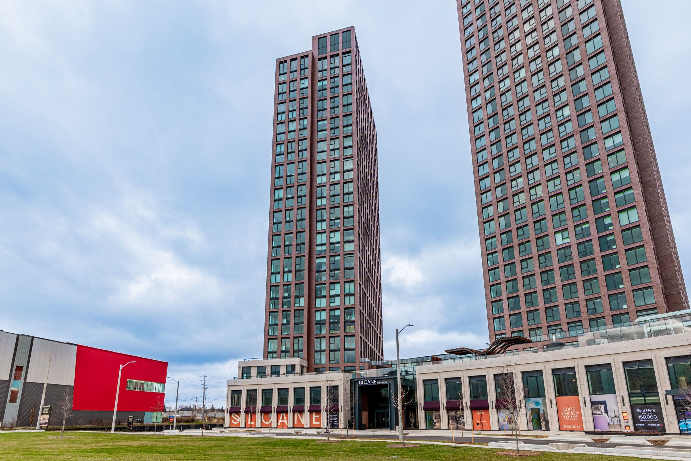 31 York Garden Way TH101, Toronto W04, ON M6A 2V1