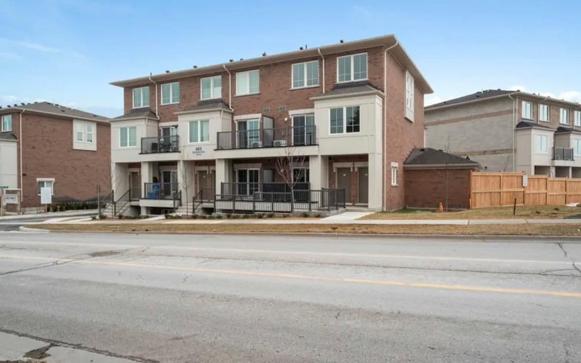485 Beresford Path 3, Oshawa, ON L1H 0B2
