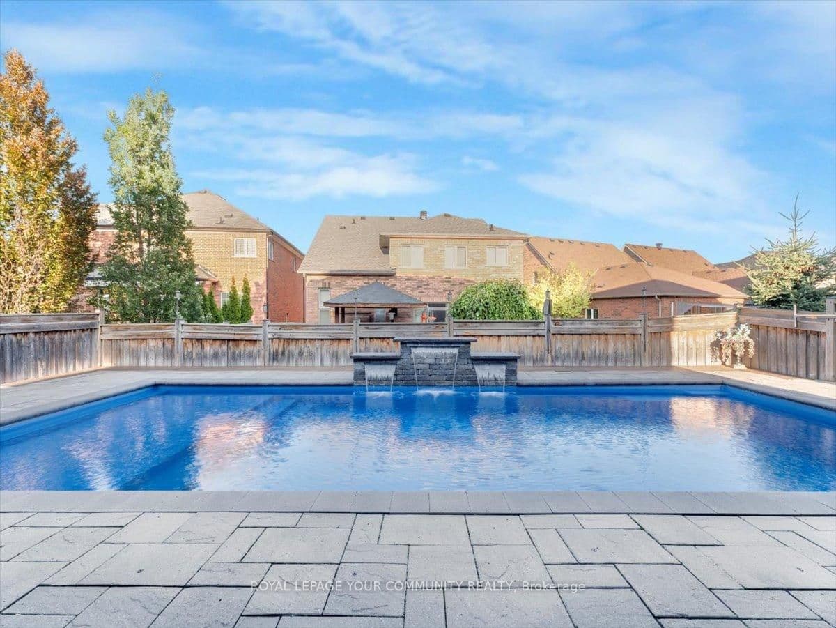 9 Heaney Court, Aurora, ON L4G 0J7