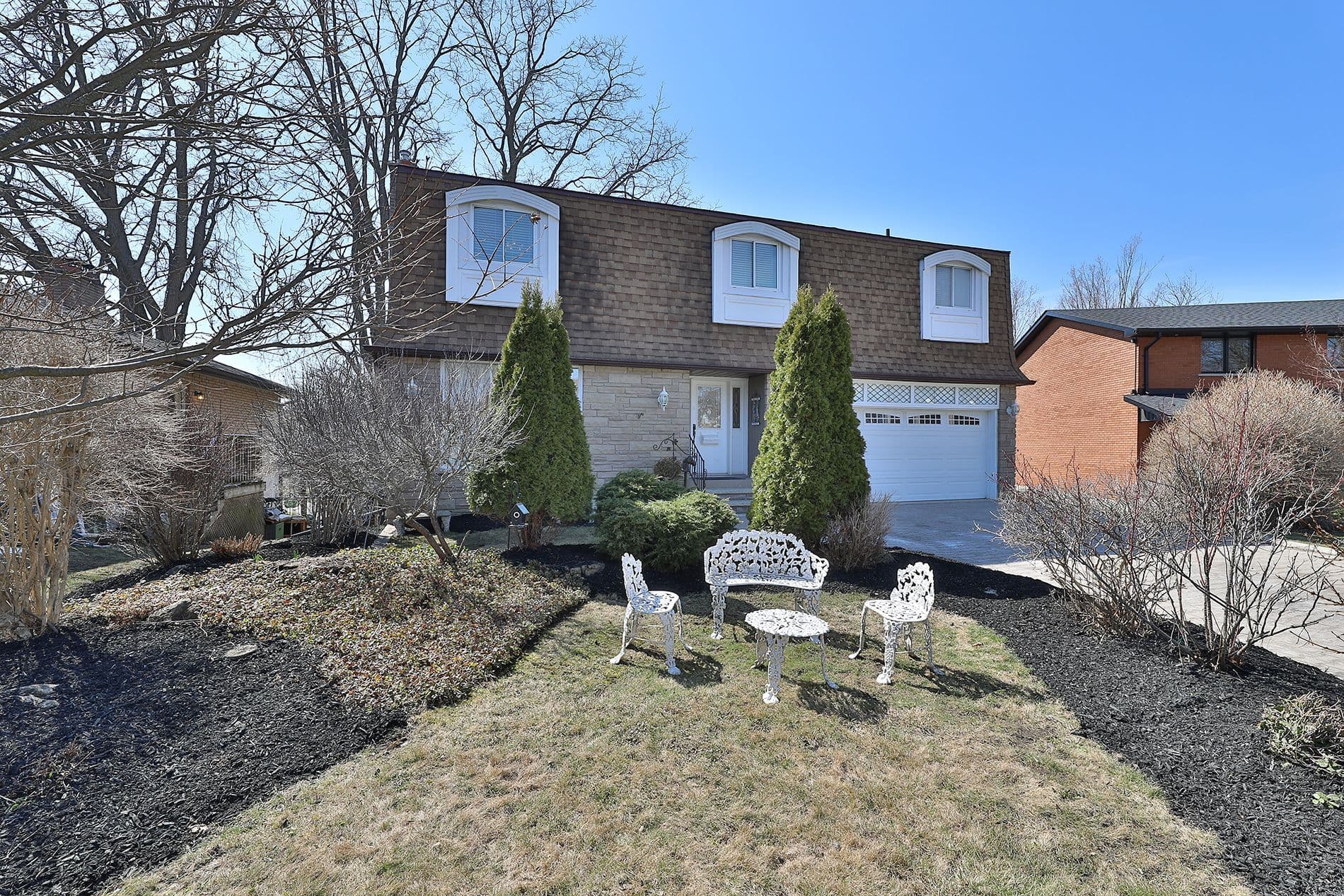 898 Beaufort Court, Oshawa, ON L1G 7J7