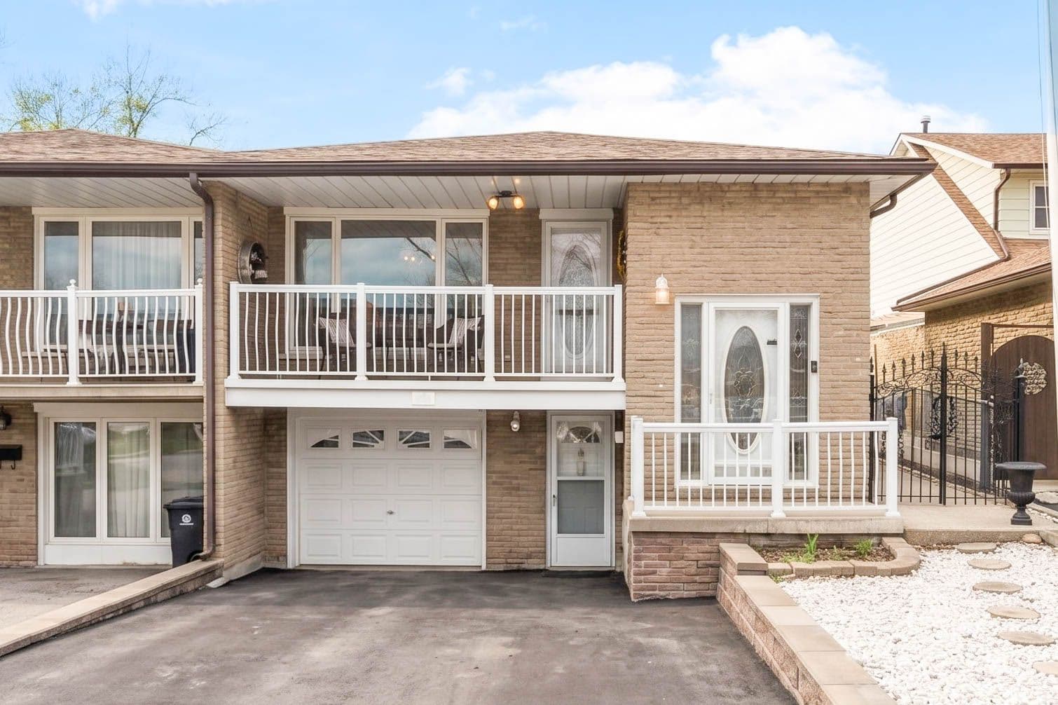 941 Stainton Drive, Mississauga, ON L5C 1G2