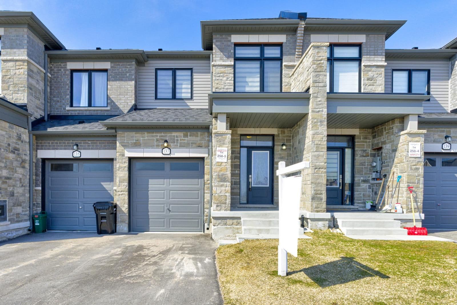 137 Fenchurch Manor, Barrie, ON L9J 0B7