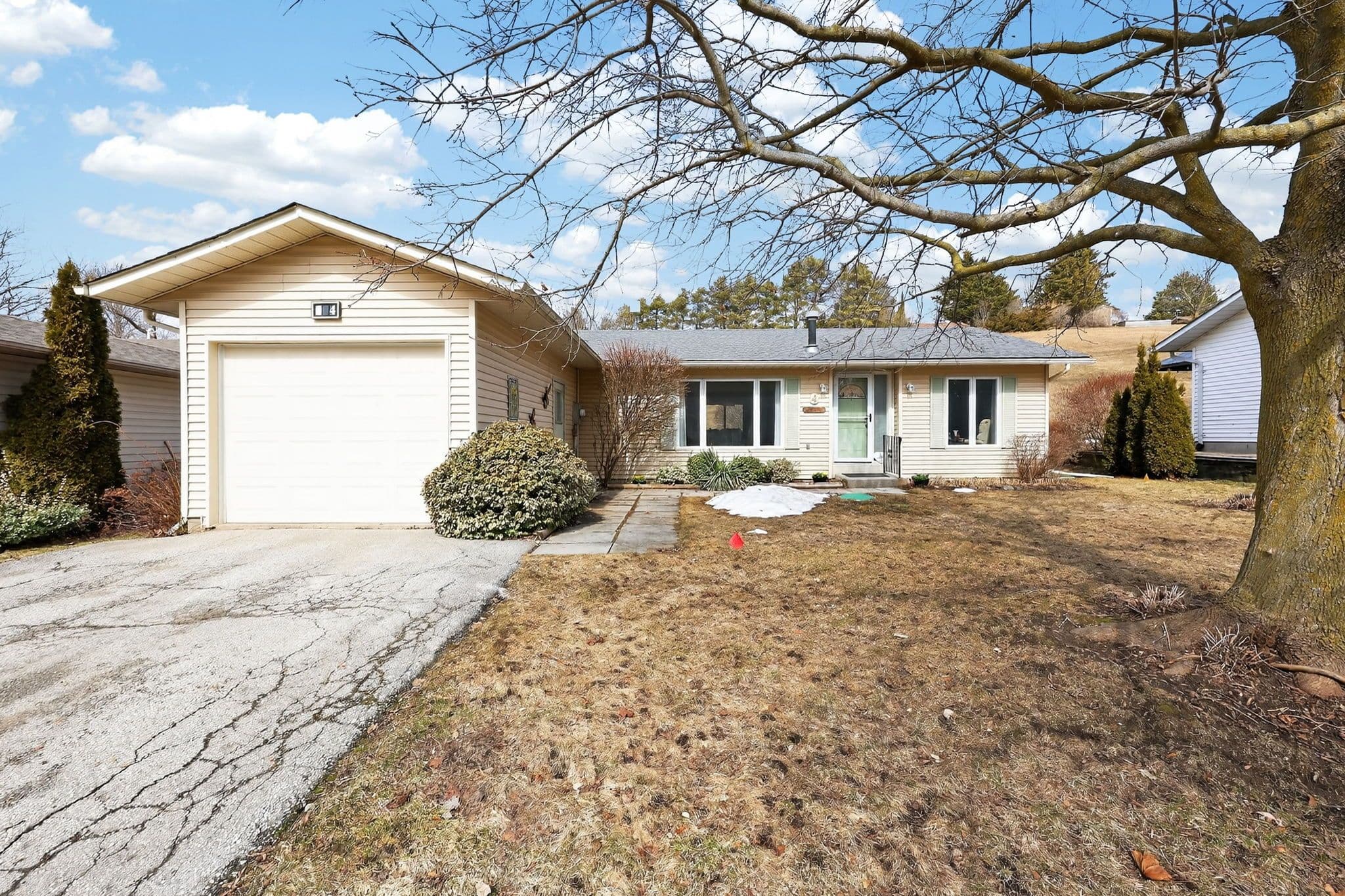 4 Tecumseth Pines Drive, New Tecumseth, ON L0G 1W0