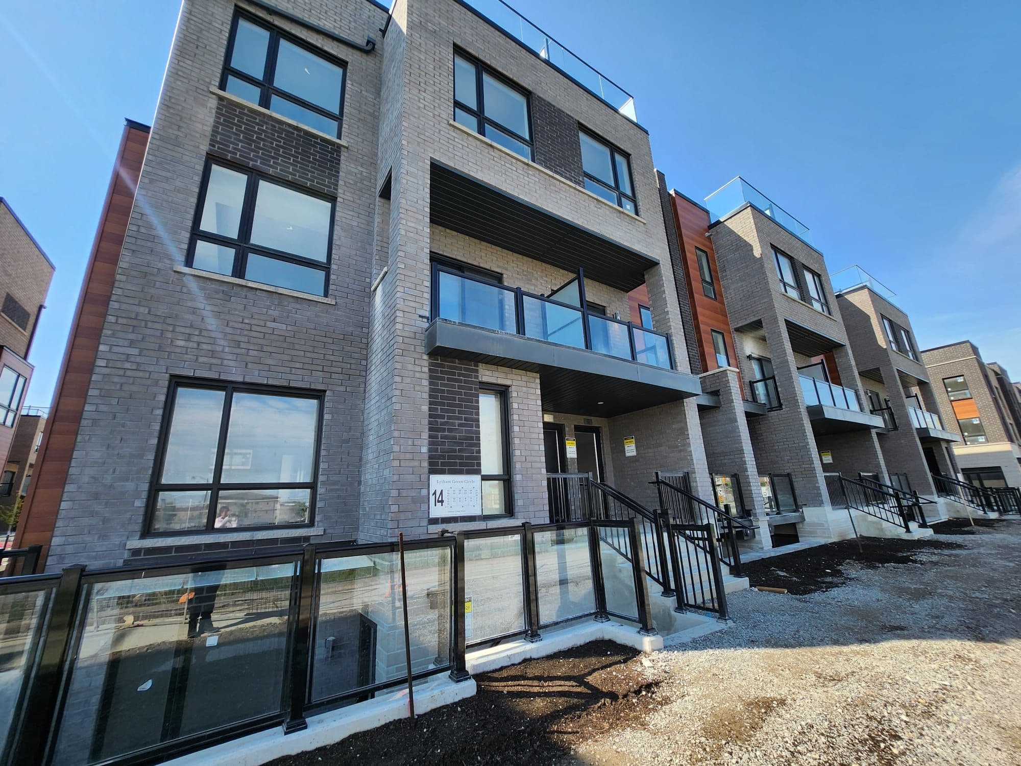 14 Lytham Green Circle 11, Newmarket, ON L3Y 0H3